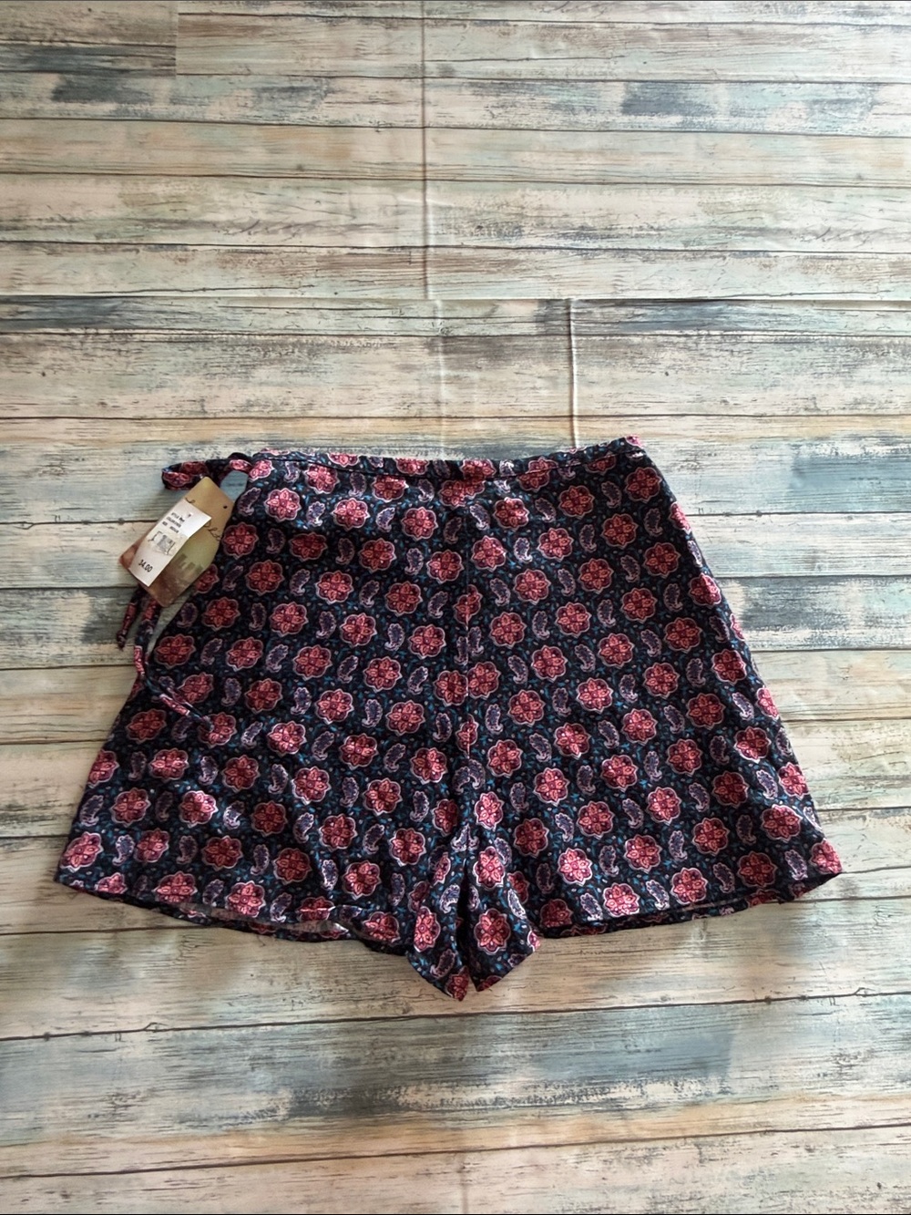 Lily White Navy Skort with Pink Floral Medallion Print Size M NWT - Picture 4 of 6